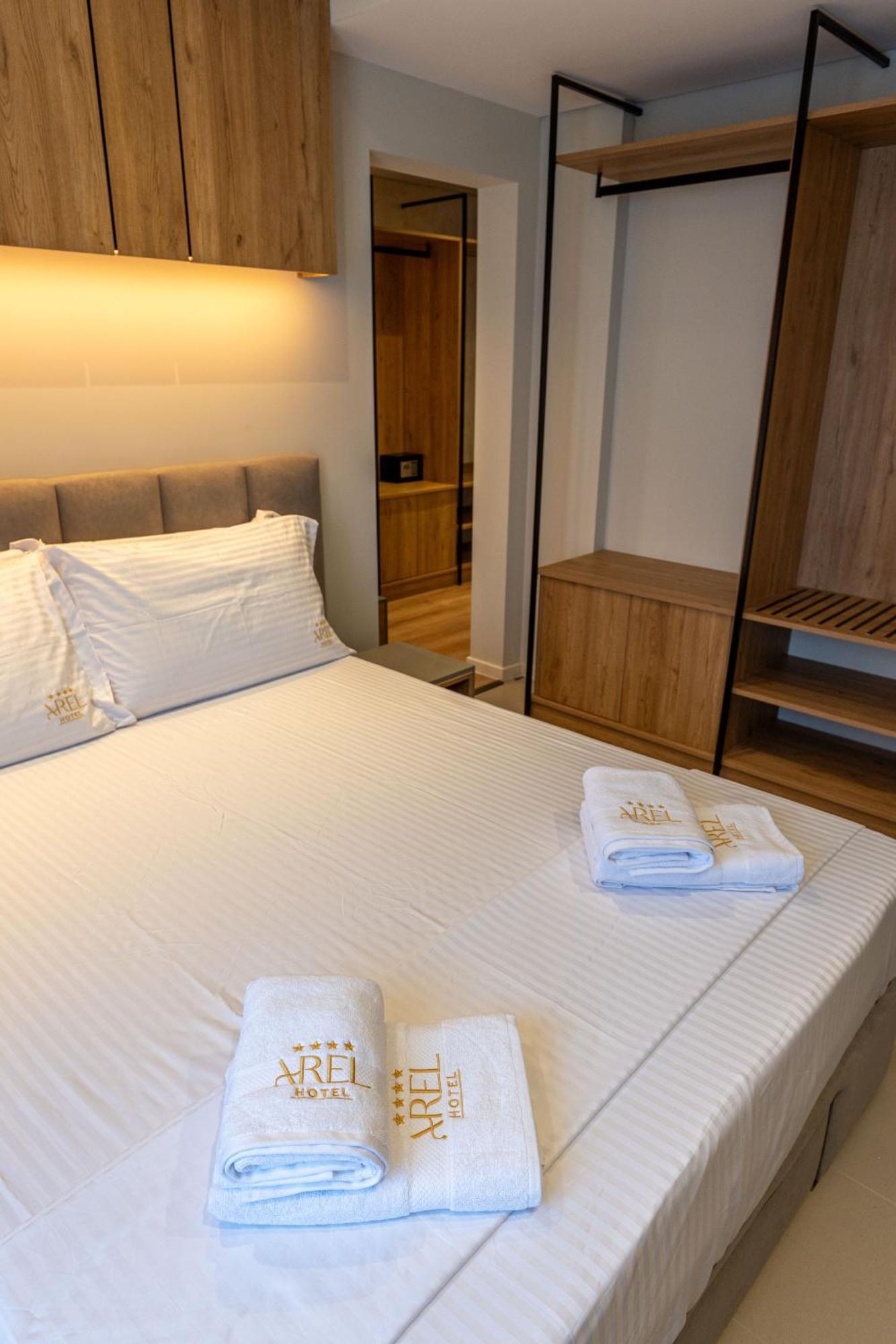 Arel Hotel Sarandë Buitenkant foto