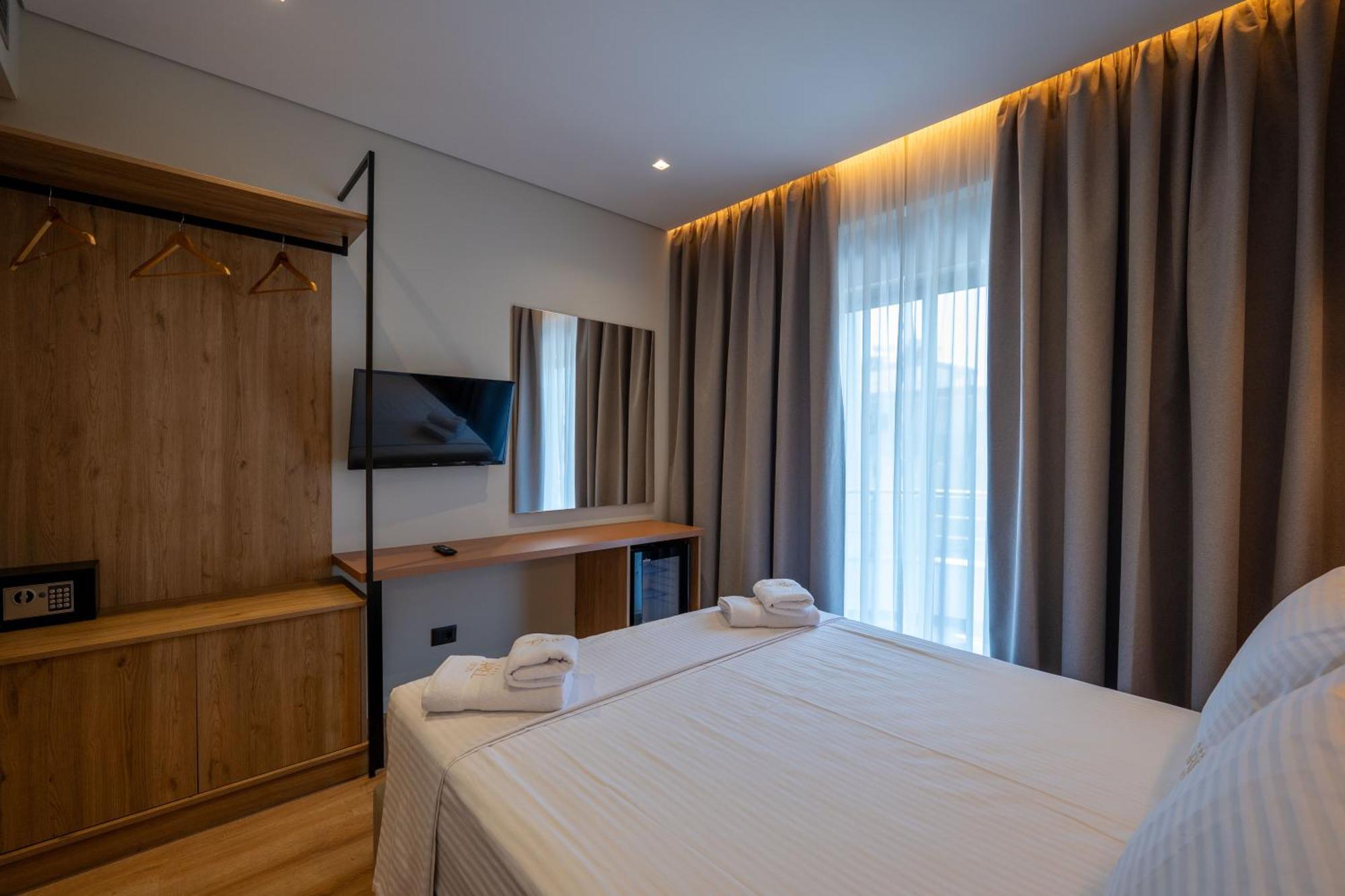 Arel Hotel Sarandë Buitenkant foto